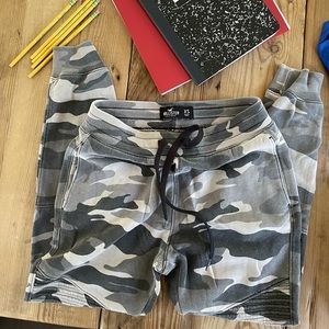 🐝 Men’s Hollister Camouflage Jogger XS